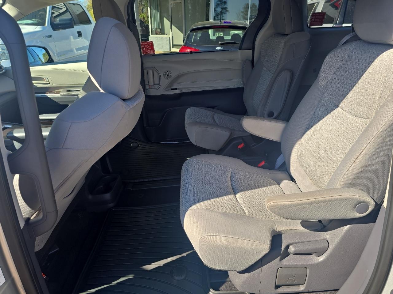 Toyota Sienna LE - 8 Passenger 2021