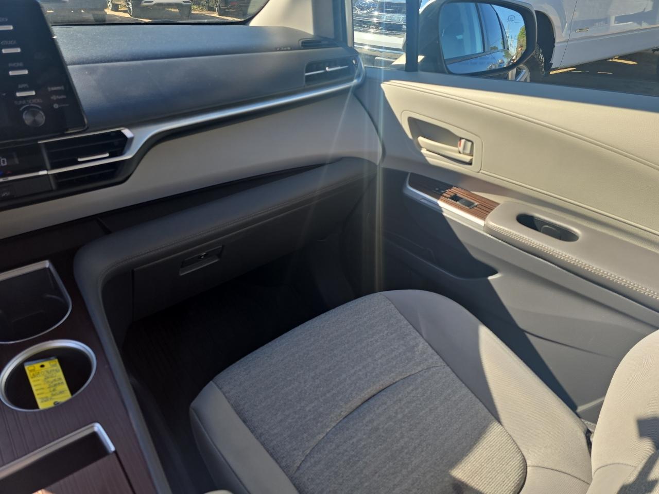 Toyota Sienna LE - 8 Passenger 2021