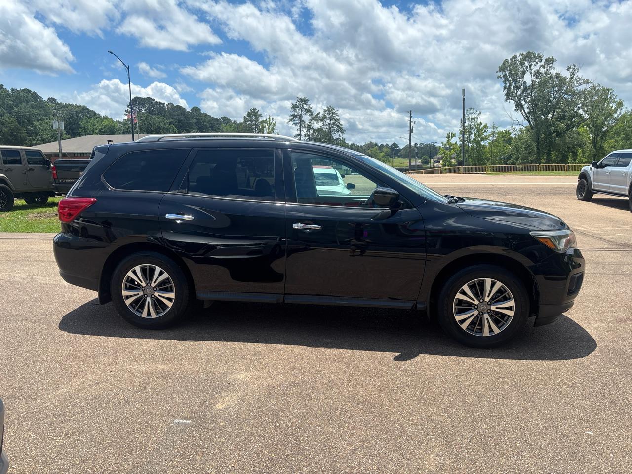 Nissan Pathfinder S 2020