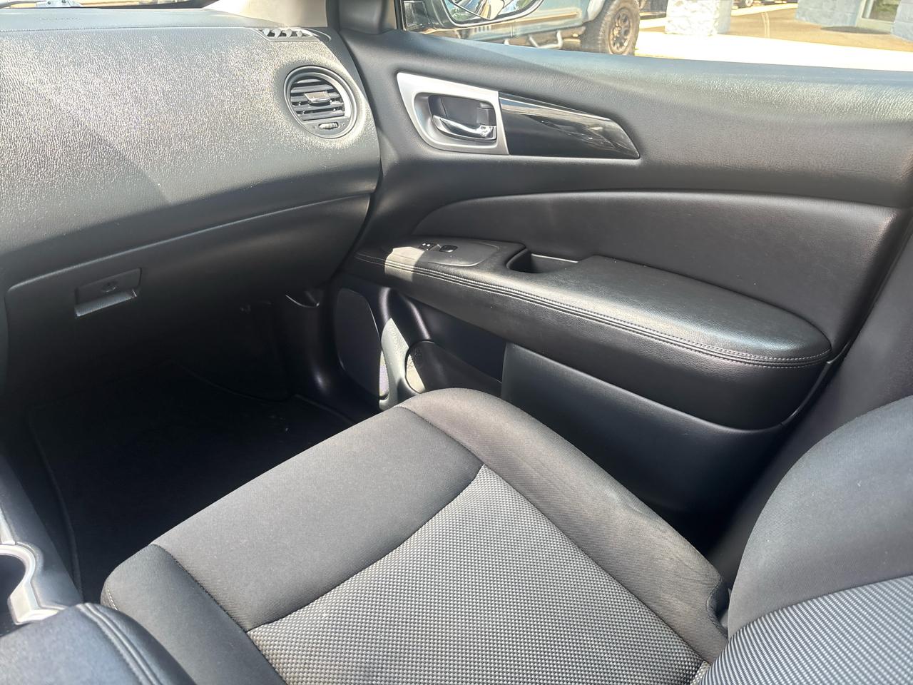 Nissan Pathfinder S 2020