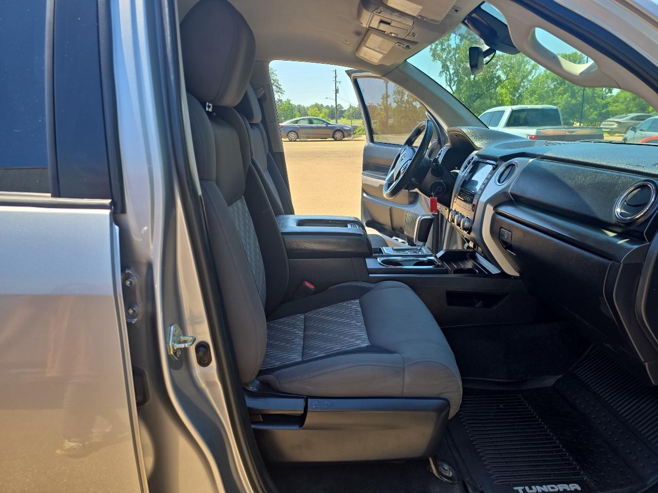 Toyota Tundra SR5 5.7L V8 FFV CrewMax 4WD 2020