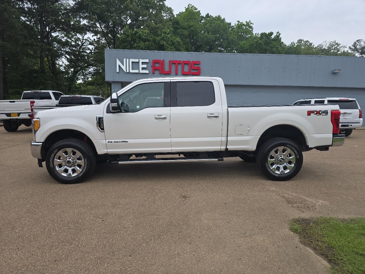 Ford F-250 SD Lariat Crew Cab Short Bed 4WD 2017