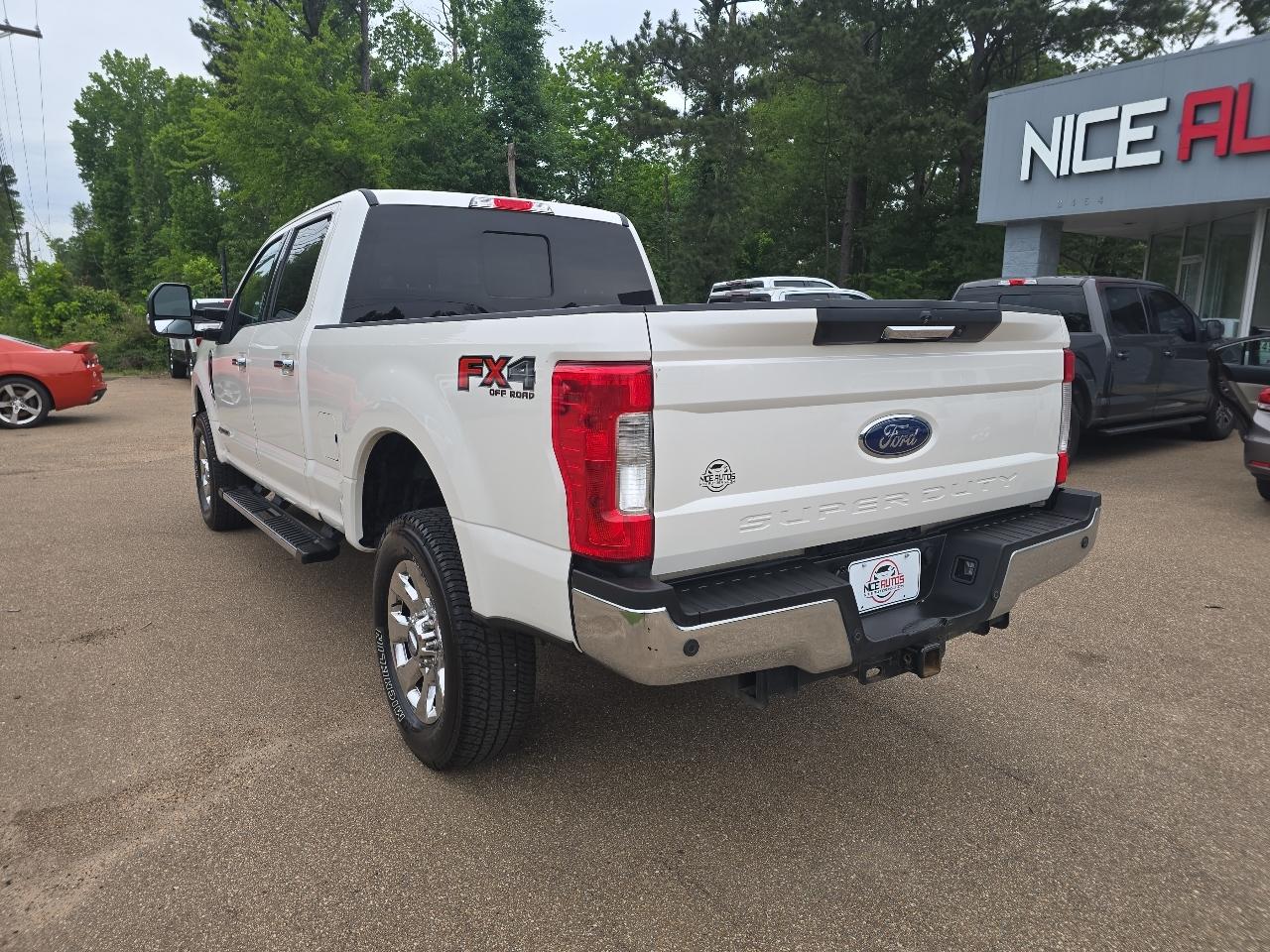 Ford F-250 SD Lariat Crew Cab Short Bed 4WD 2017