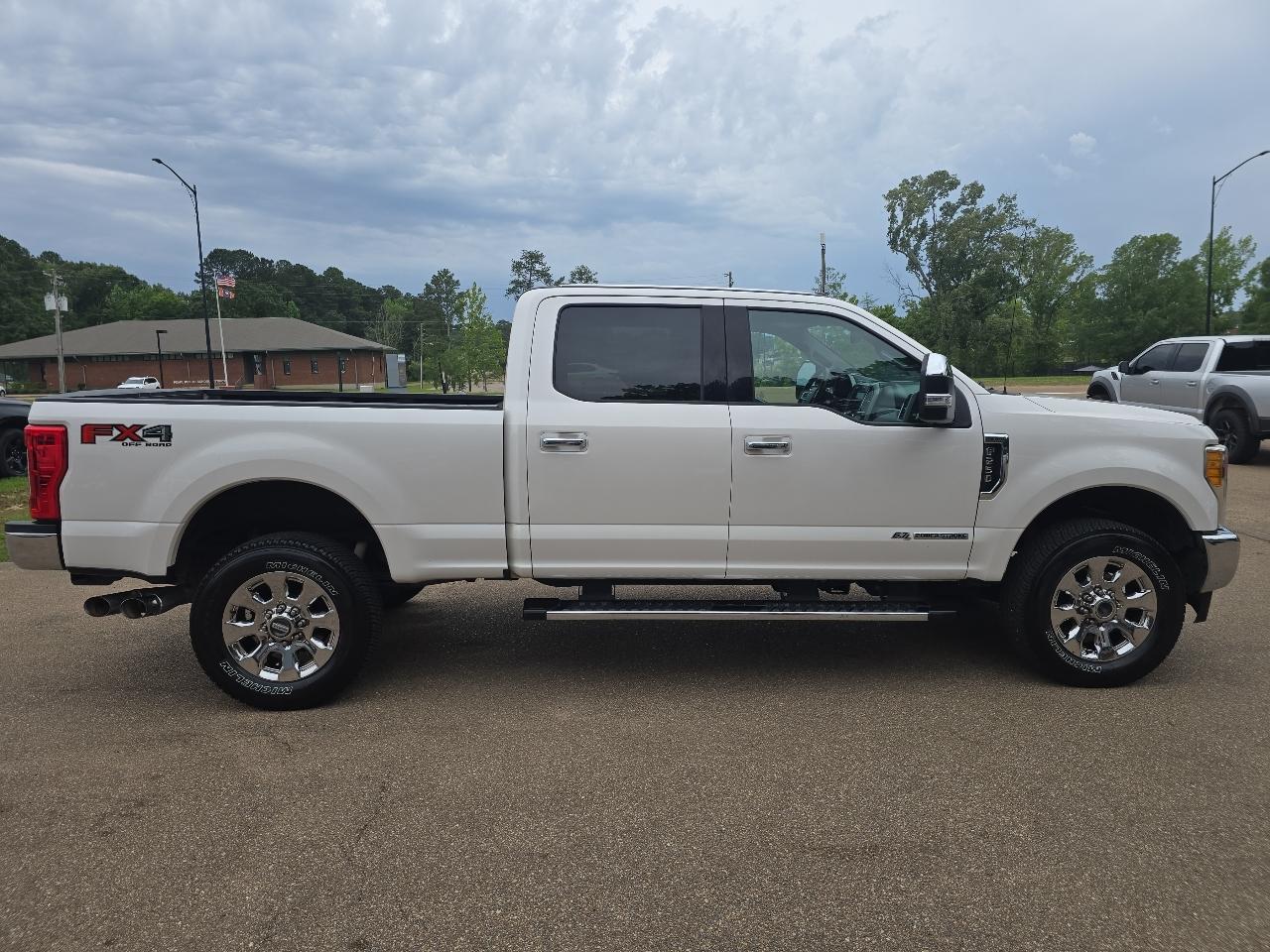 Ford F-250 SD Lariat Crew Cab Short Bed 4WD 2017