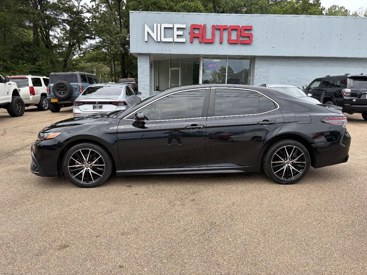 Toyota Camry SE 2022