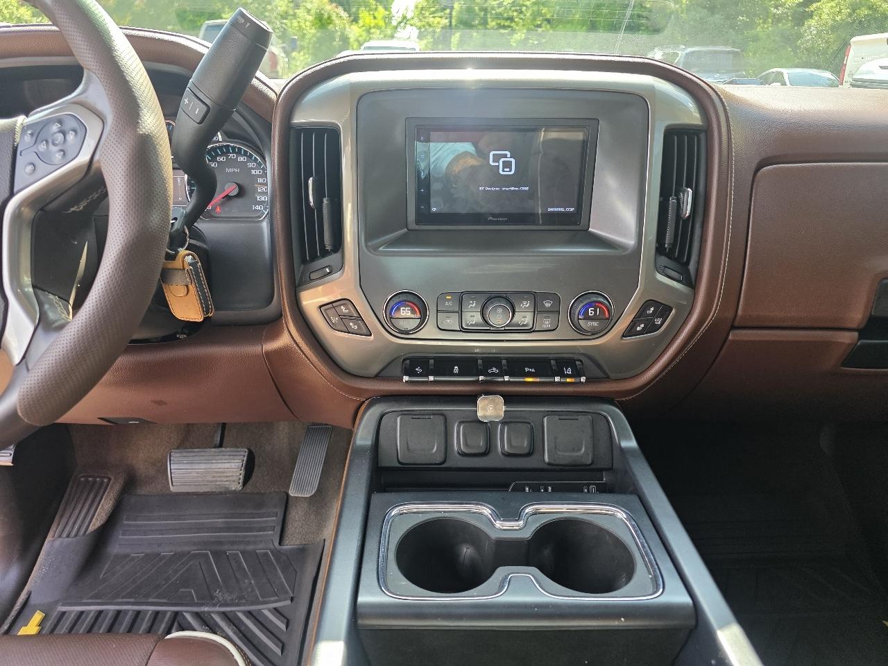 Chevrolet Silverado 1500 4WD Crew Cab 143.5" High Country 2015