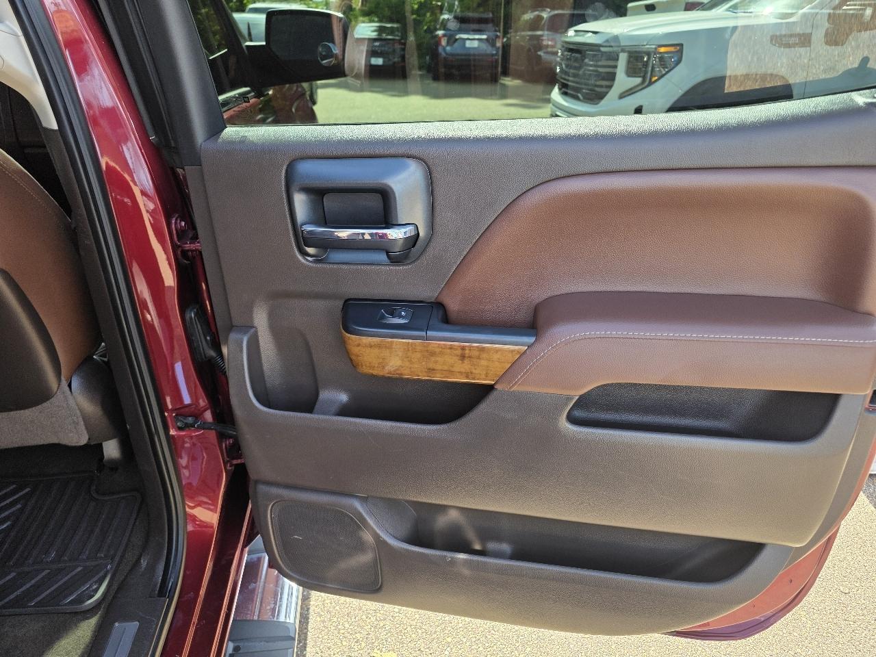 Chevrolet Silverado 1500 4WD Crew Cab 143.5" High Country 2015