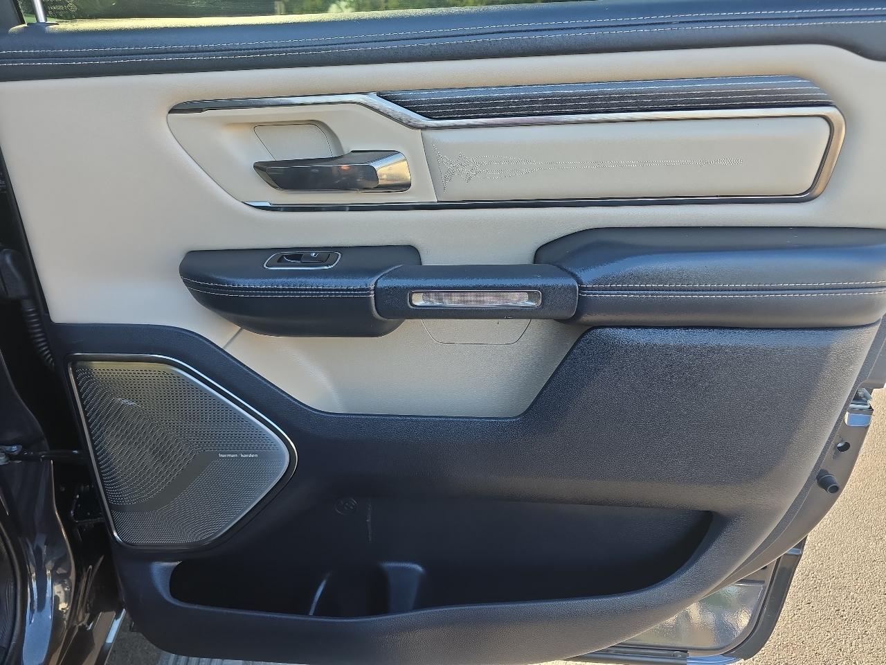 RAM 1500 4WD Crew Cab 140.5" Laramie Limited 2020