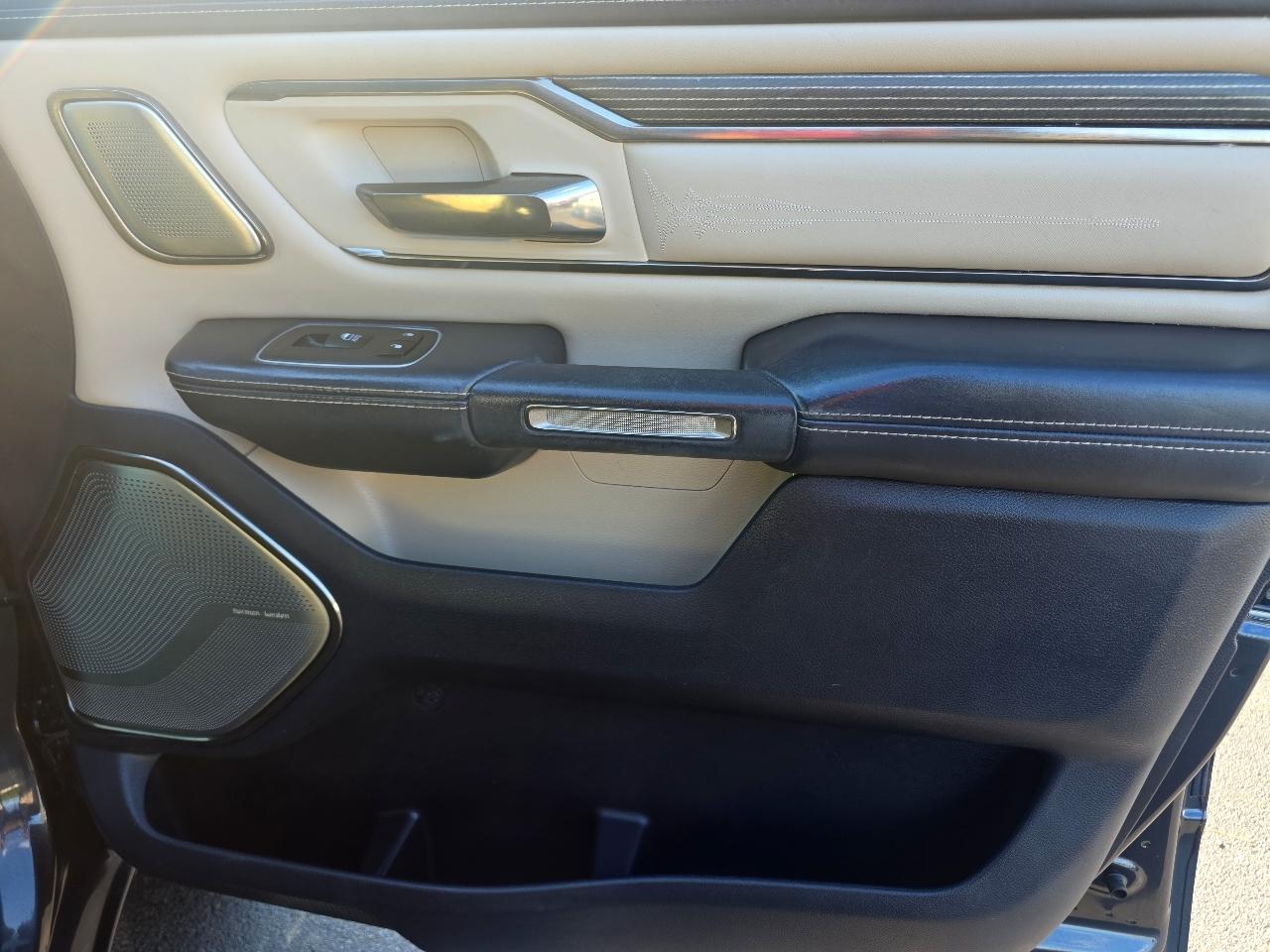 RAM 1500 4WD Crew Cab 140.5" Laramie Limited 2020