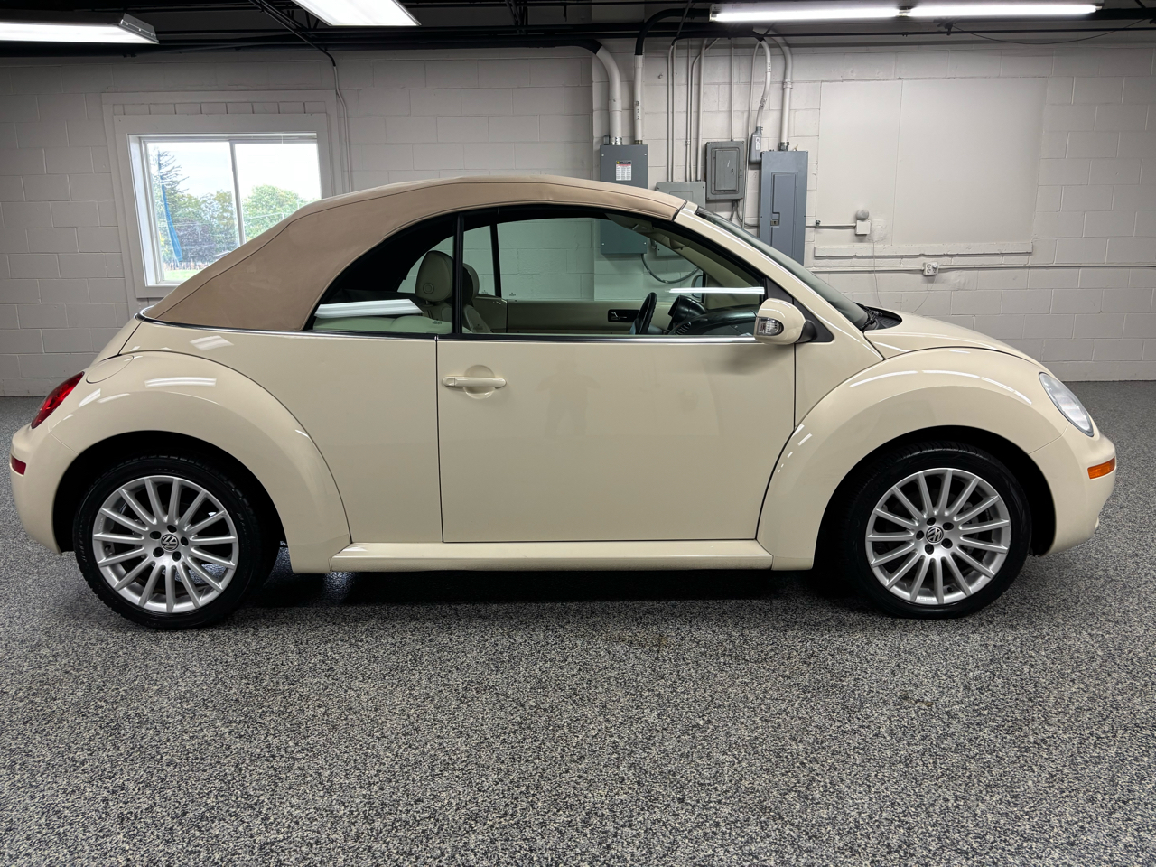 2007 Volkswagen Beetle 2.5L Convertible photo 4