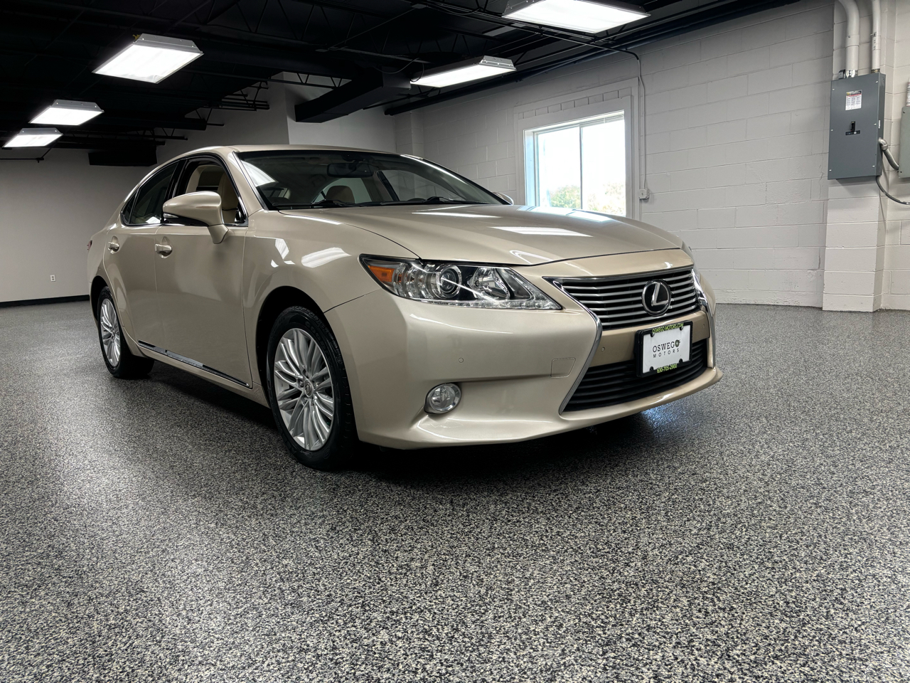 2013 Lexus ES 350 photo 2
