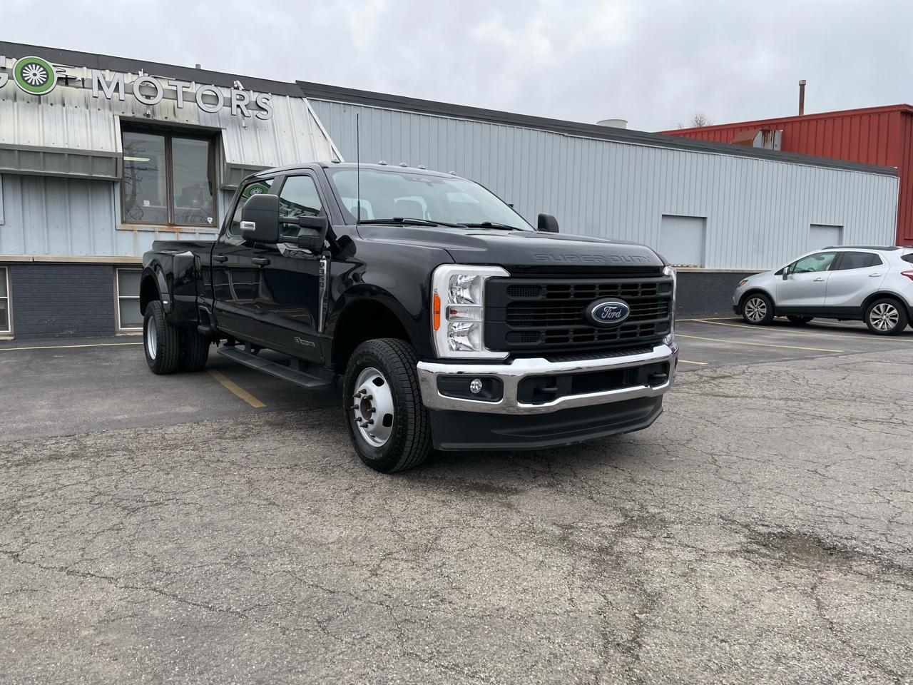 Ford F-350 SD XL Crew Cab Long Bed DRW 4WD 2023