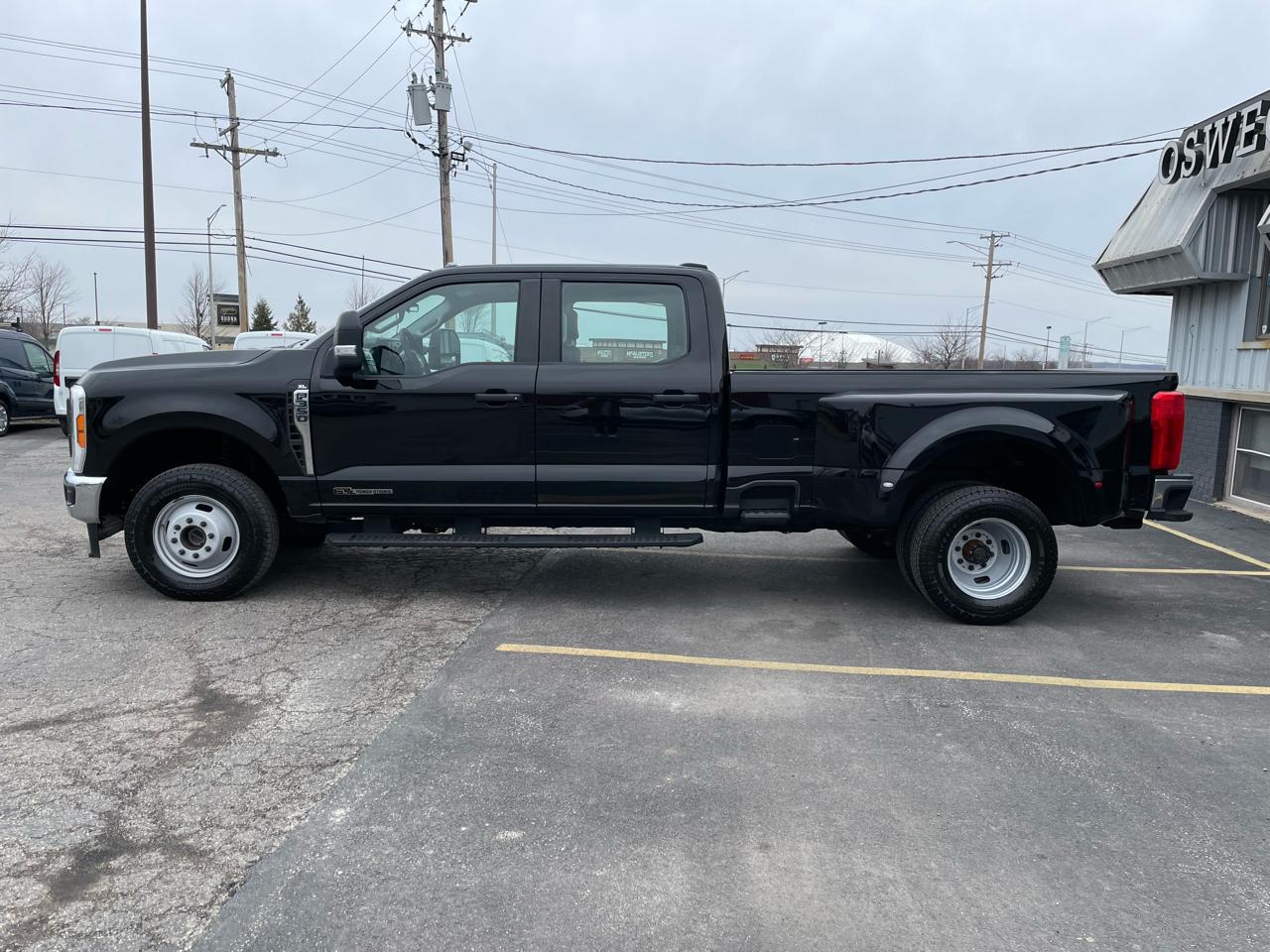 Ford F-350 SD XL Crew Cab Long Bed DRW 4WD 2023