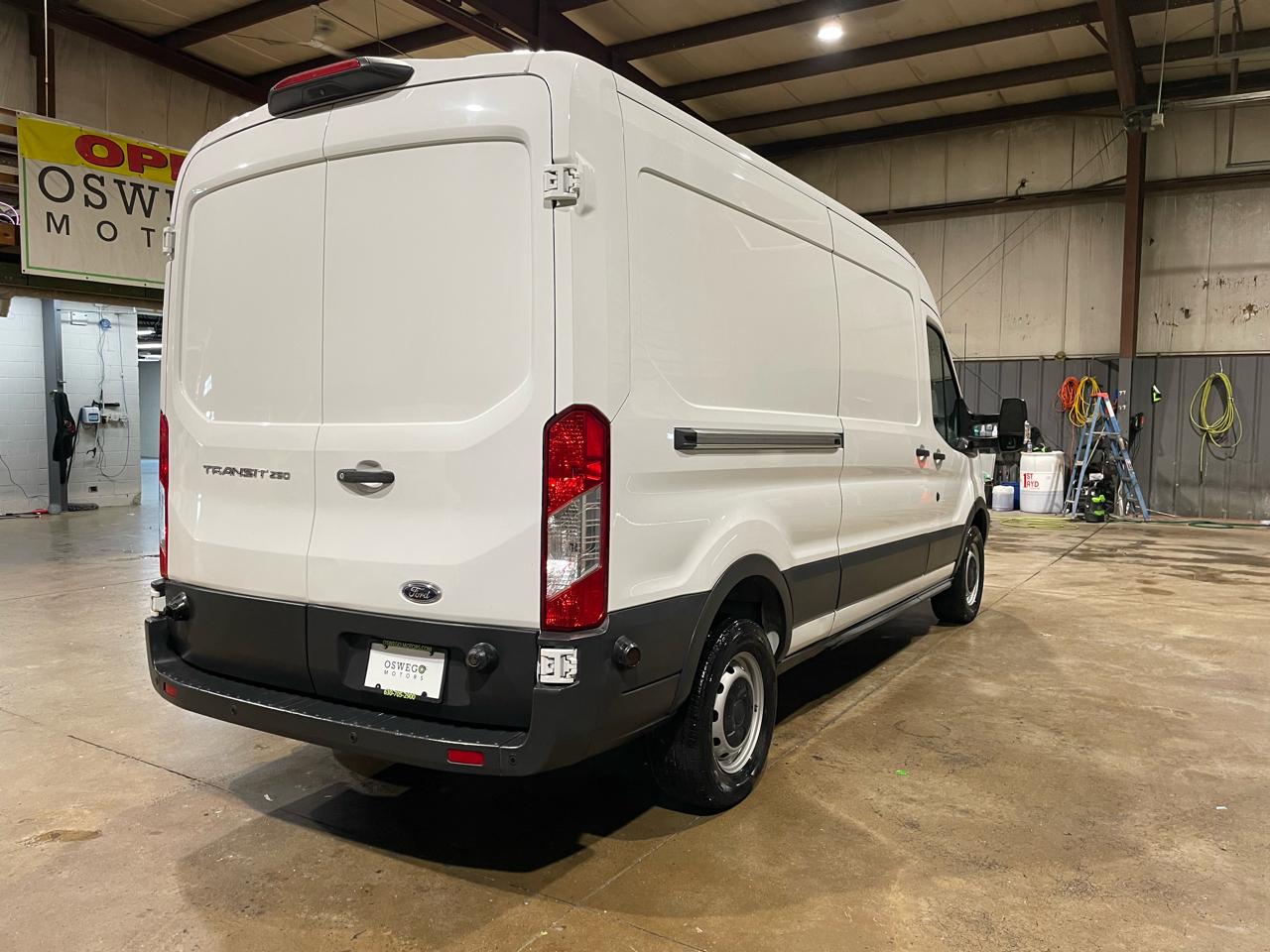 Ford Transit 250 Van Med. Roof w/Sliding Pass. 148-in. WB 2018