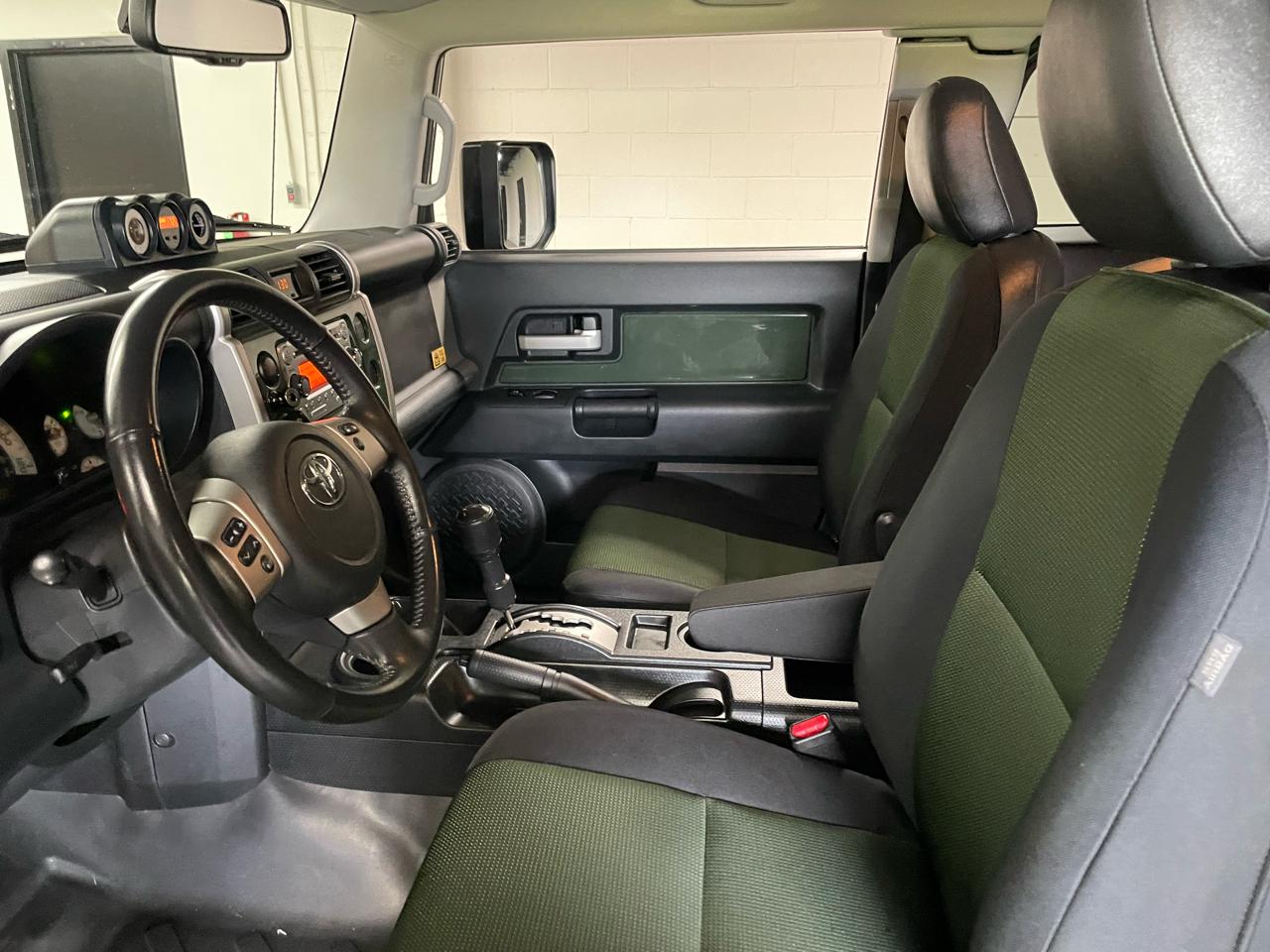 Toyota FJ Cruiser  2011