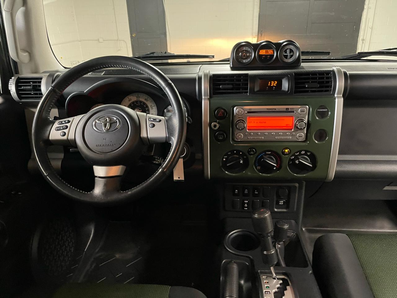 Toyota FJ Cruiser  2011
