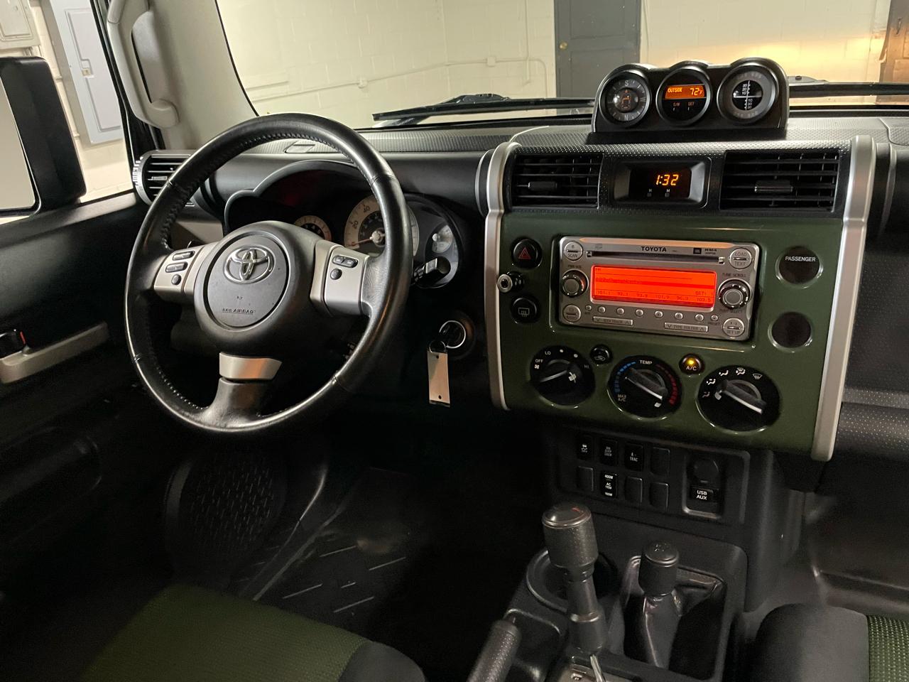 Toyota FJ Cruiser  2011