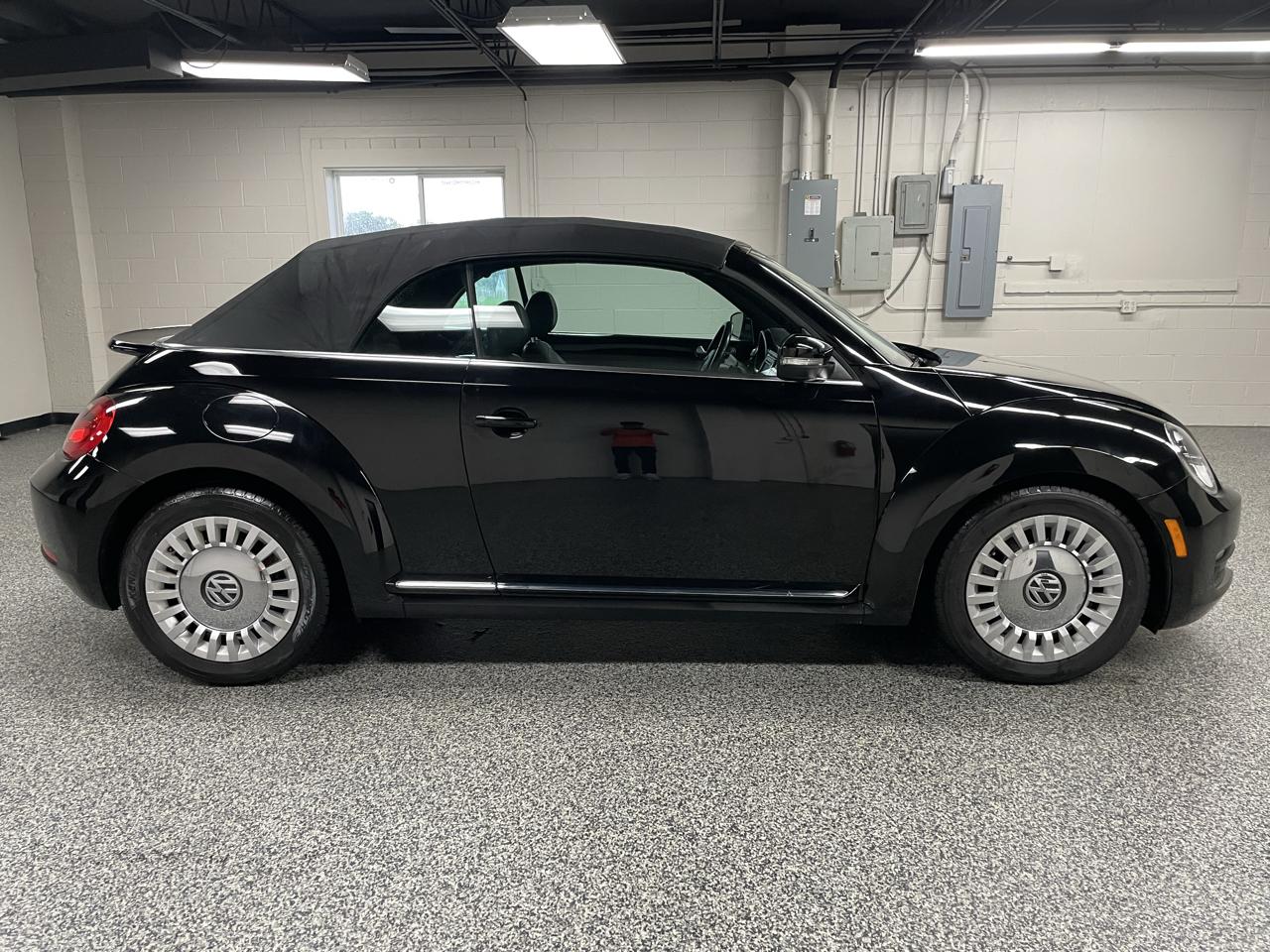 Volkswagen Beetle 1.8T Convertible w/Technology 2014