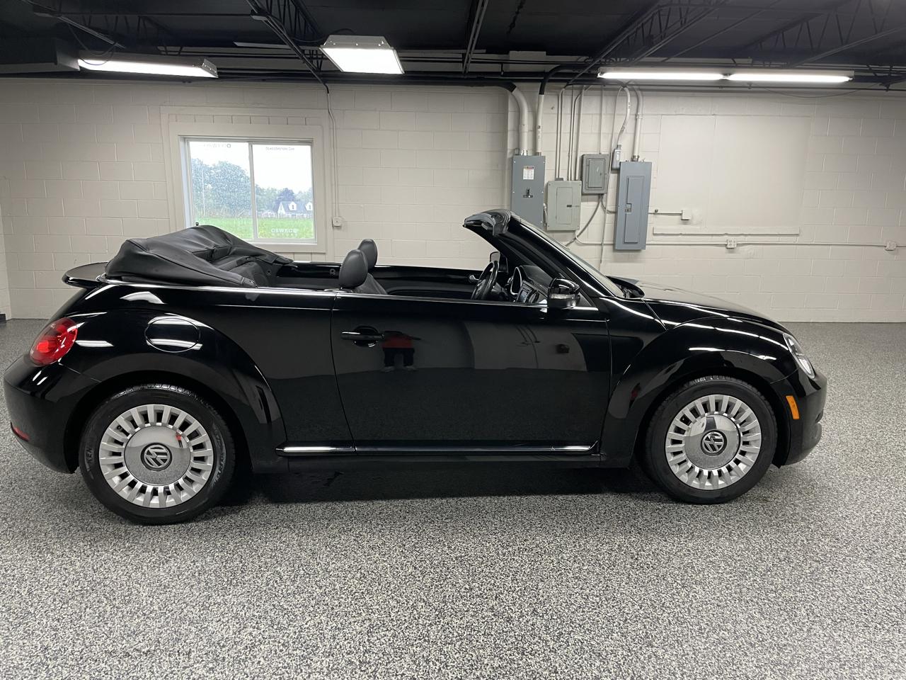 Volkswagen Beetle 1.8T Convertible w/Technology 2014
