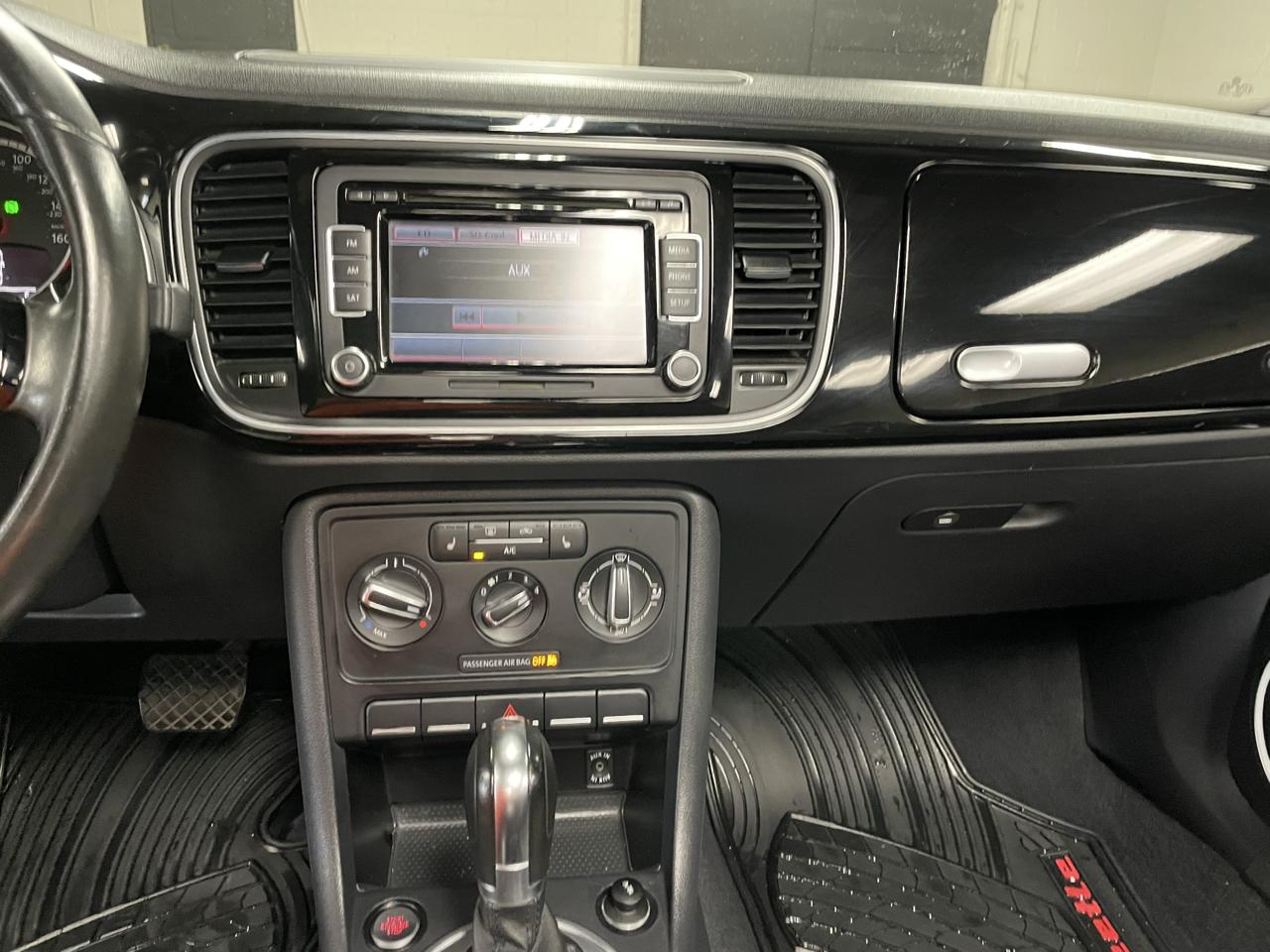 Volkswagen Beetle 1.8T Convertible w/Technology 2014