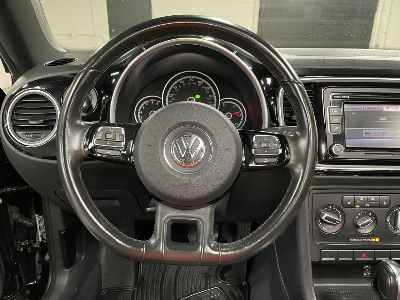 Volkswagen Beetle 1.8T Convertible w/Technology 2014