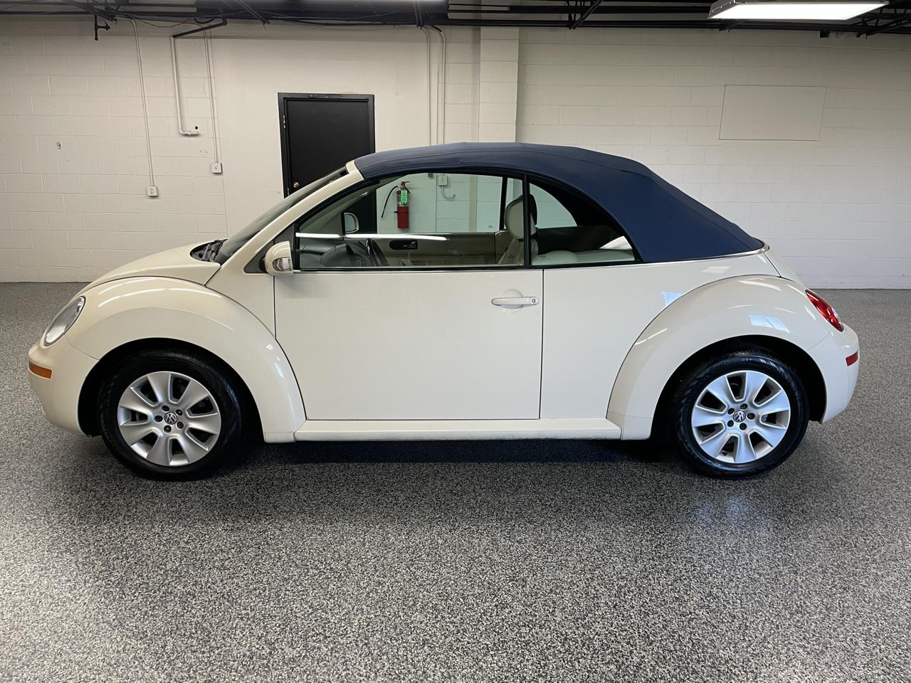 Volkswagen New Beetle 2.5L Convertible 2010