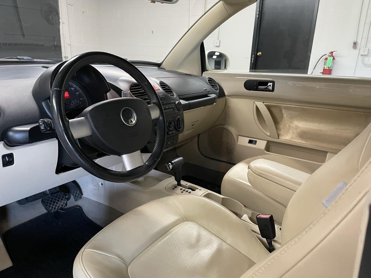 Volkswagen New Beetle 2.5L Convertible 2010