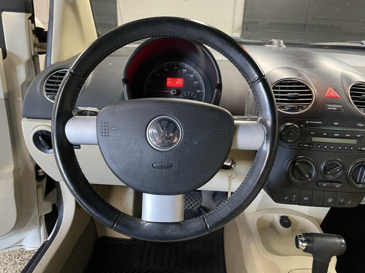 Volkswagen New Beetle 2.5L Convertible 2010
