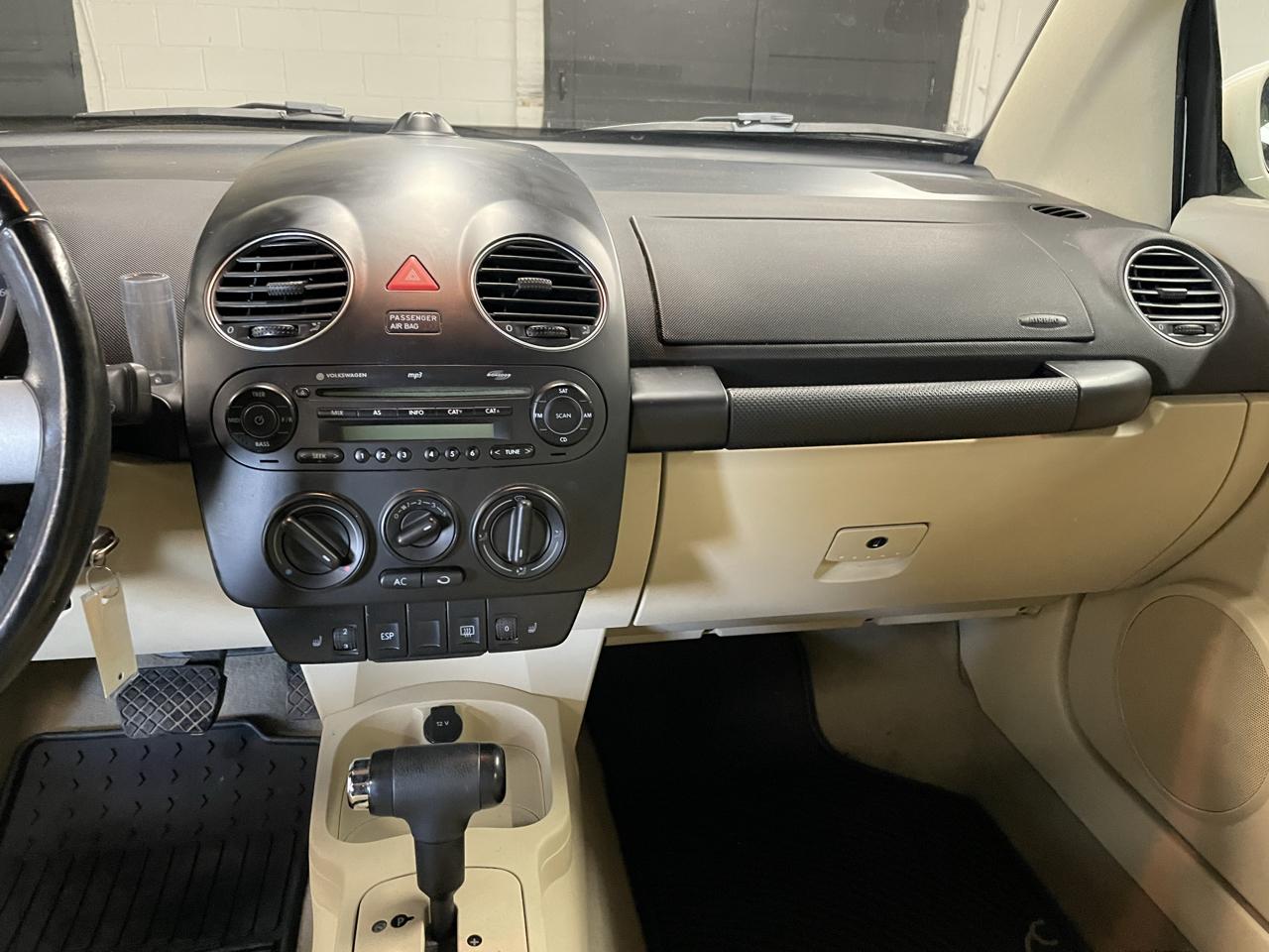 Volkswagen New Beetle 2.5L Convertible 2010