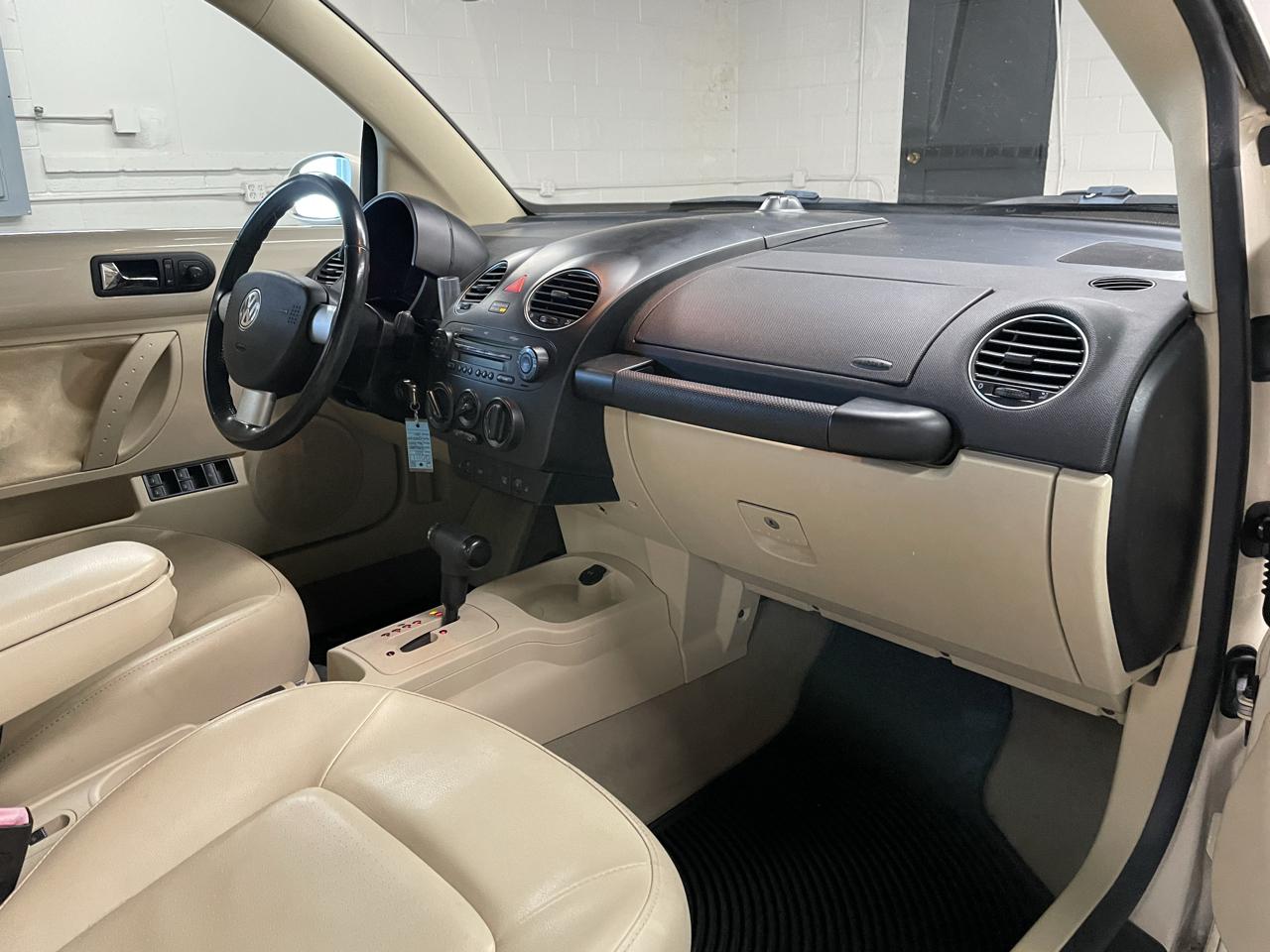 Volkswagen New Beetle 2.5L Convertible 2010