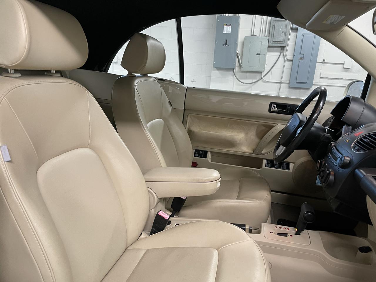 Volkswagen New Beetle 2.5L Convertible 2010