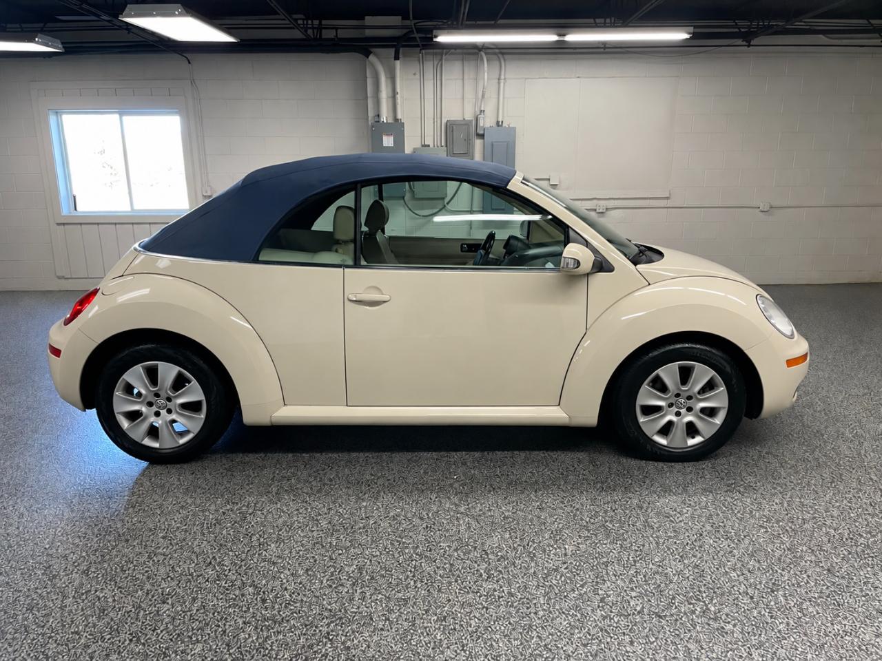 Volkswagen New Beetle 2.5L Convertible 2010