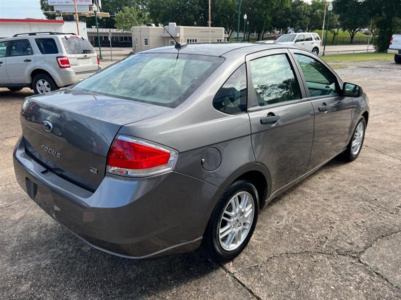 Ford Focus SE Sedan 2011