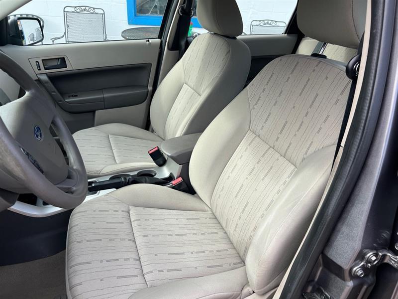 Ford Focus SE Sedan 2011