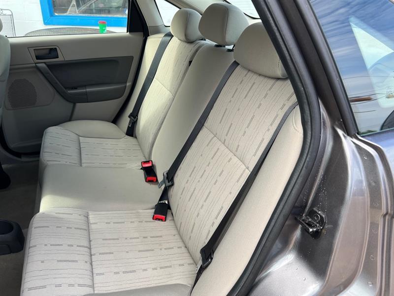 Ford Focus SE Sedan 2011