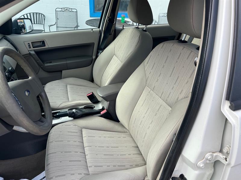 Ford Focus SE Sedan 2010