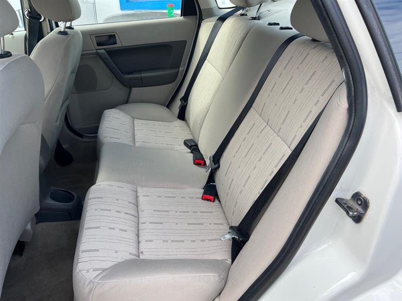 Ford Focus SE Sedan 2010