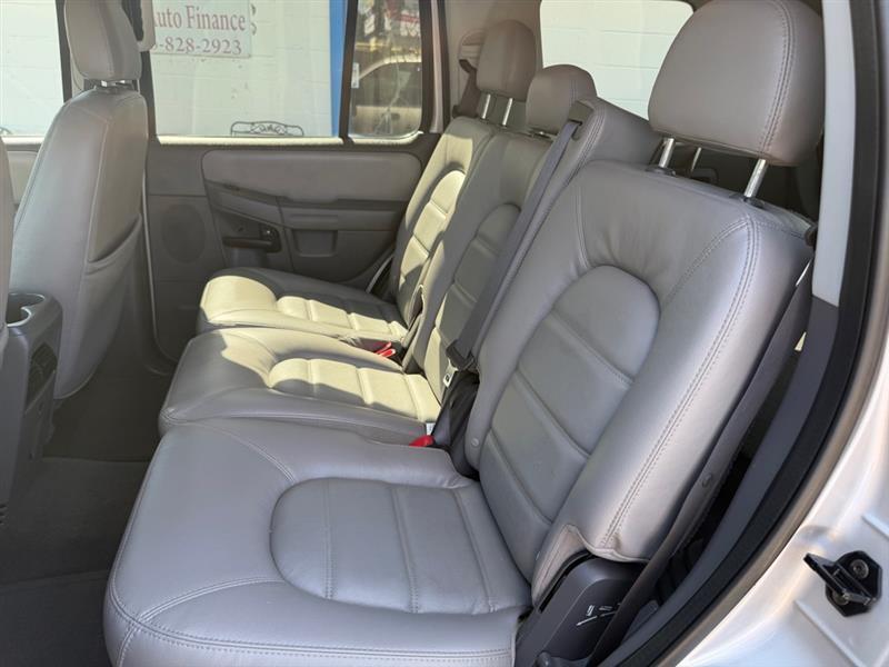 Ford Explorer XLT 4.6L 2WD 2005