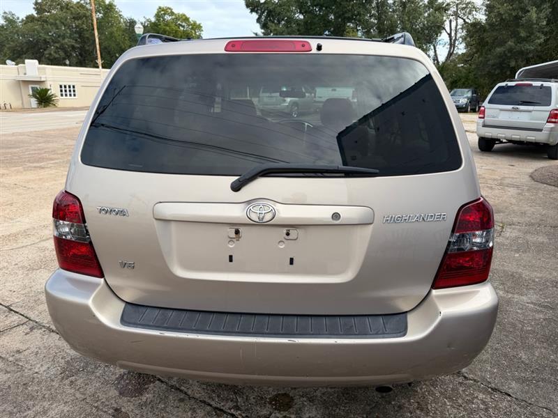 Toyota Highlander V6 2WD with 3rd-Row Seat 2004