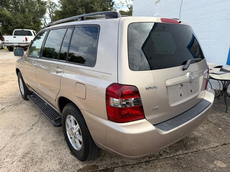 Toyota Highlander V6 2WD with 3rd-Row Seat 2004