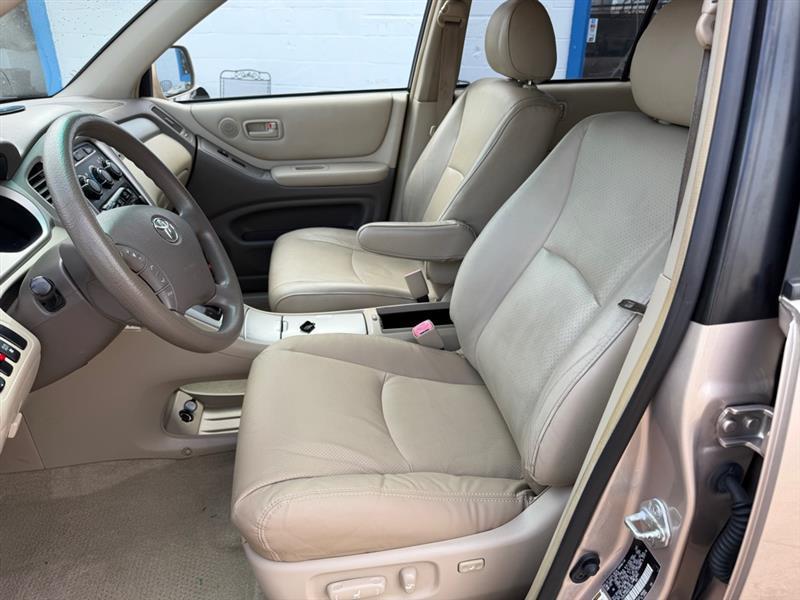Toyota Highlander V6 2WD with 3rd-Row Seat 2004