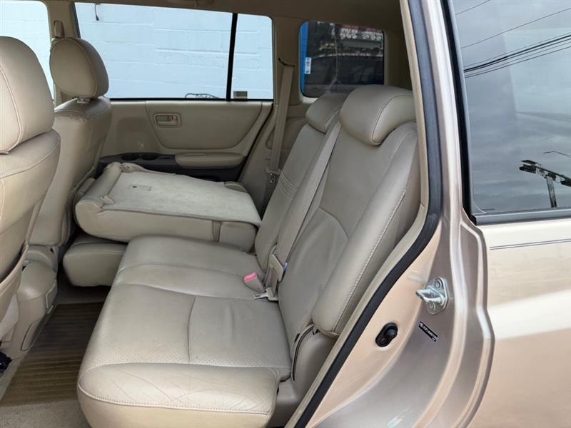 Toyota Highlander V6 2WD with 3rd-Row Seat 2004