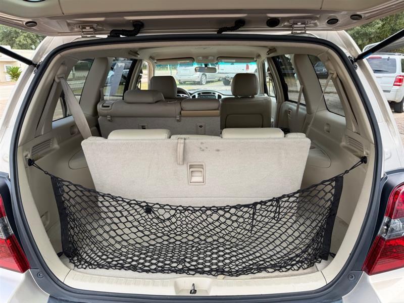 Toyota Highlander V6 2WD with 3rd-Row Seat 2004