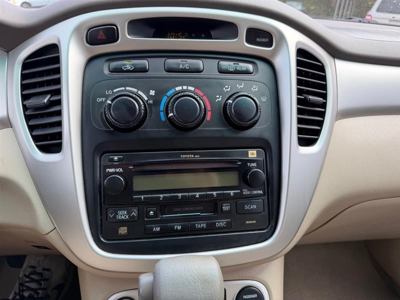 Toyota Highlander V6 2WD with 3rd-Row Seat 2004