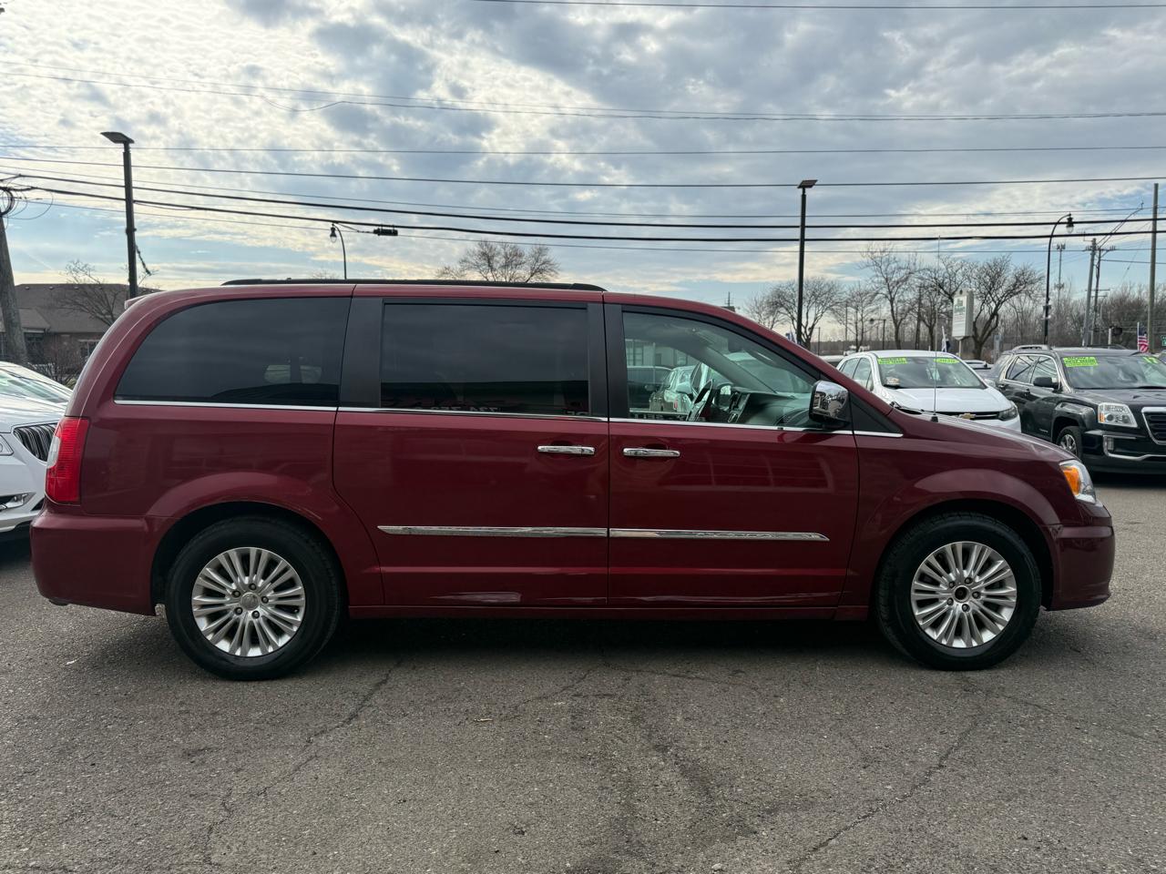 Chrysler Town & Country Touring-L 2012