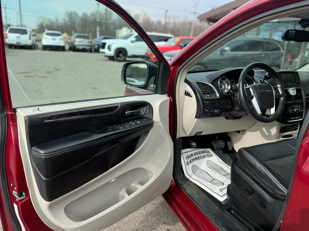 Chrysler Town & Country Touring-L 2012