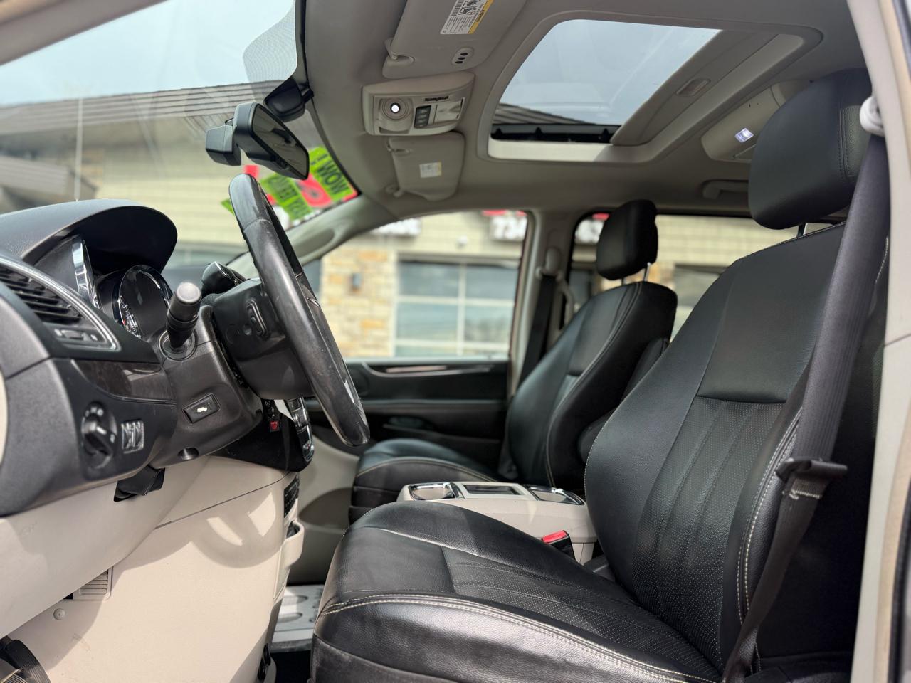 Chrysler Town & Country Touring-L 2012