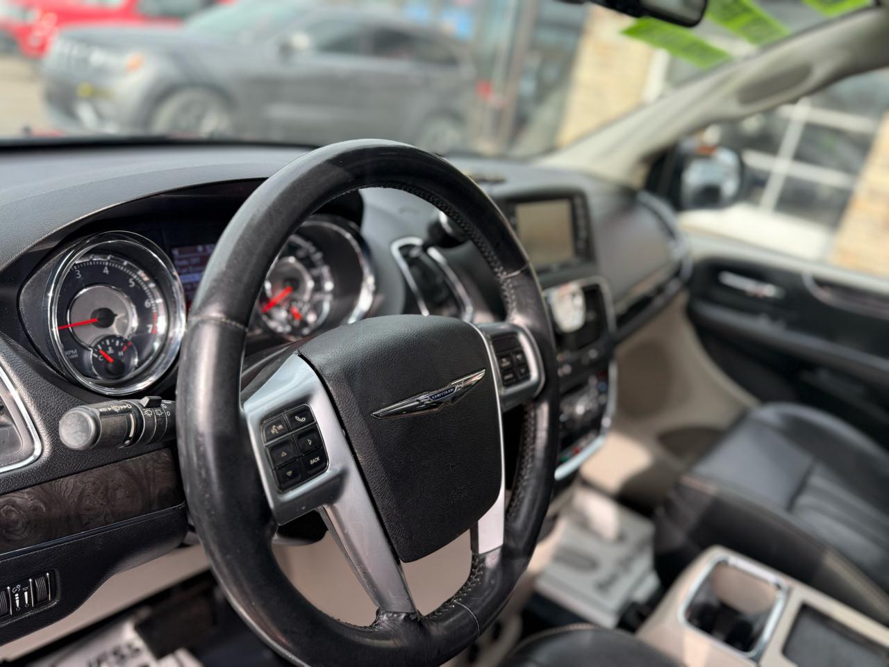 Chrysler Town & Country Touring-L 2012