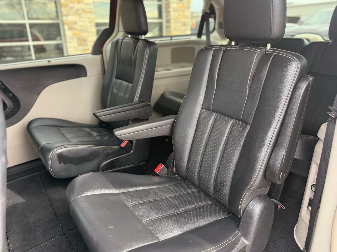 Chrysler Town & Country Touring-L 2012