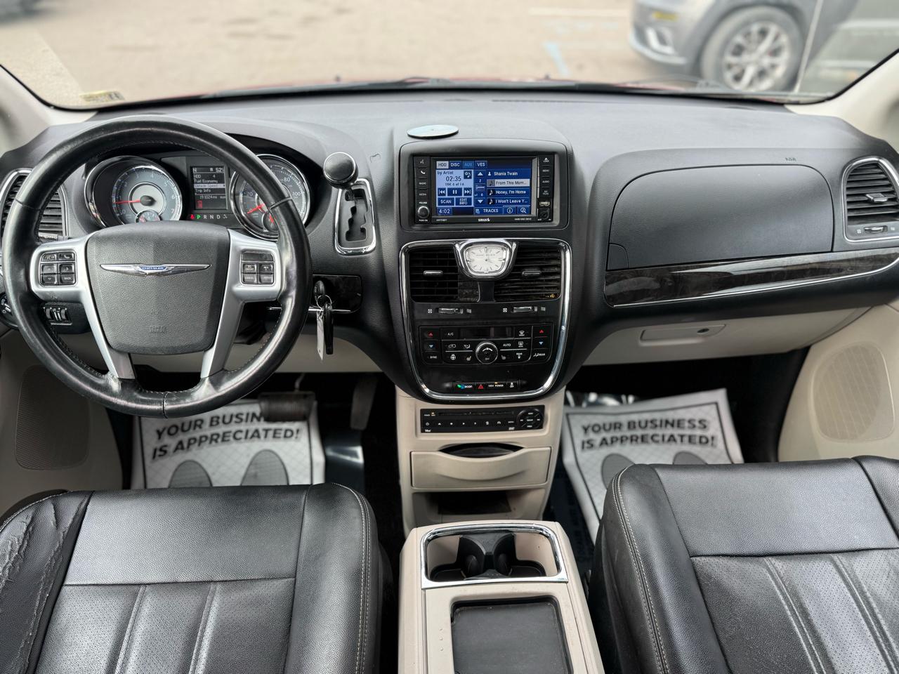 Chrysler Town & Country Touring-L 2012